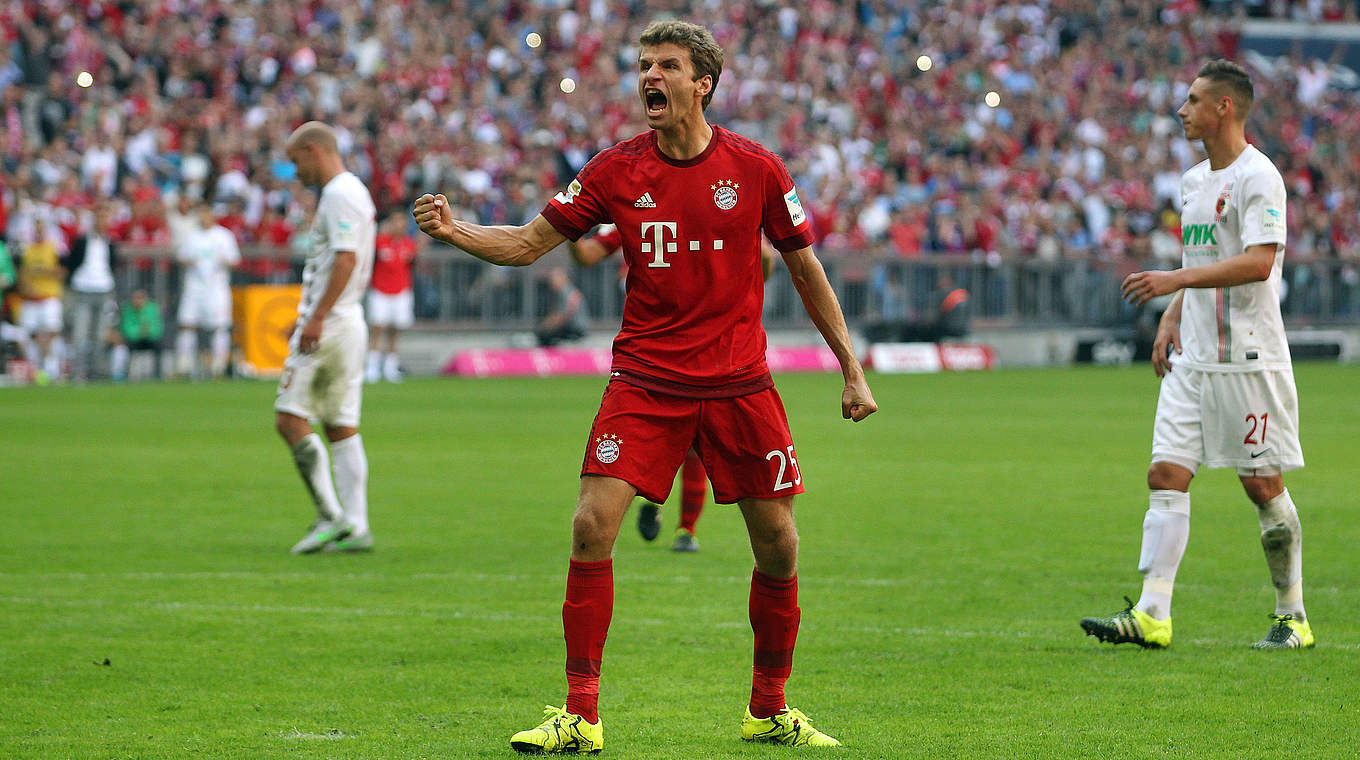 4. Spieltag: FC Bayern München - FC Augsburg 2:1 (0:1): Thomas Müller (M.) verwandelt einen Elfmeter zum 2:1-Endstand. Glück für den Rekordmeister: Dem Strafstoß ging eine falsche Elfmeterentscheidung voraus. © 2015 Getty Images