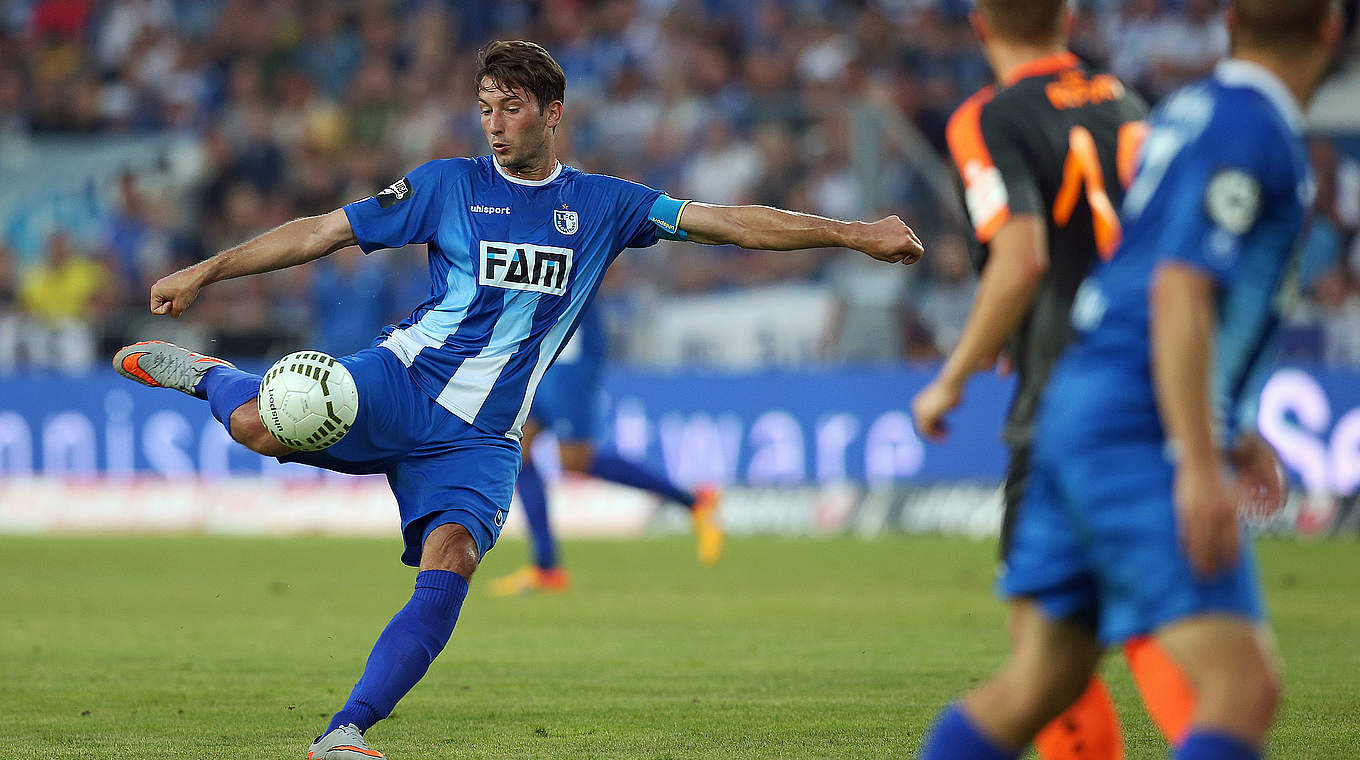 Mit Aufsteiger 1. FC Magdeburg in der 3. Liga auf Erfolgskurs: Kapitän Marius Sowislo (l.) © 2015 Getty Images