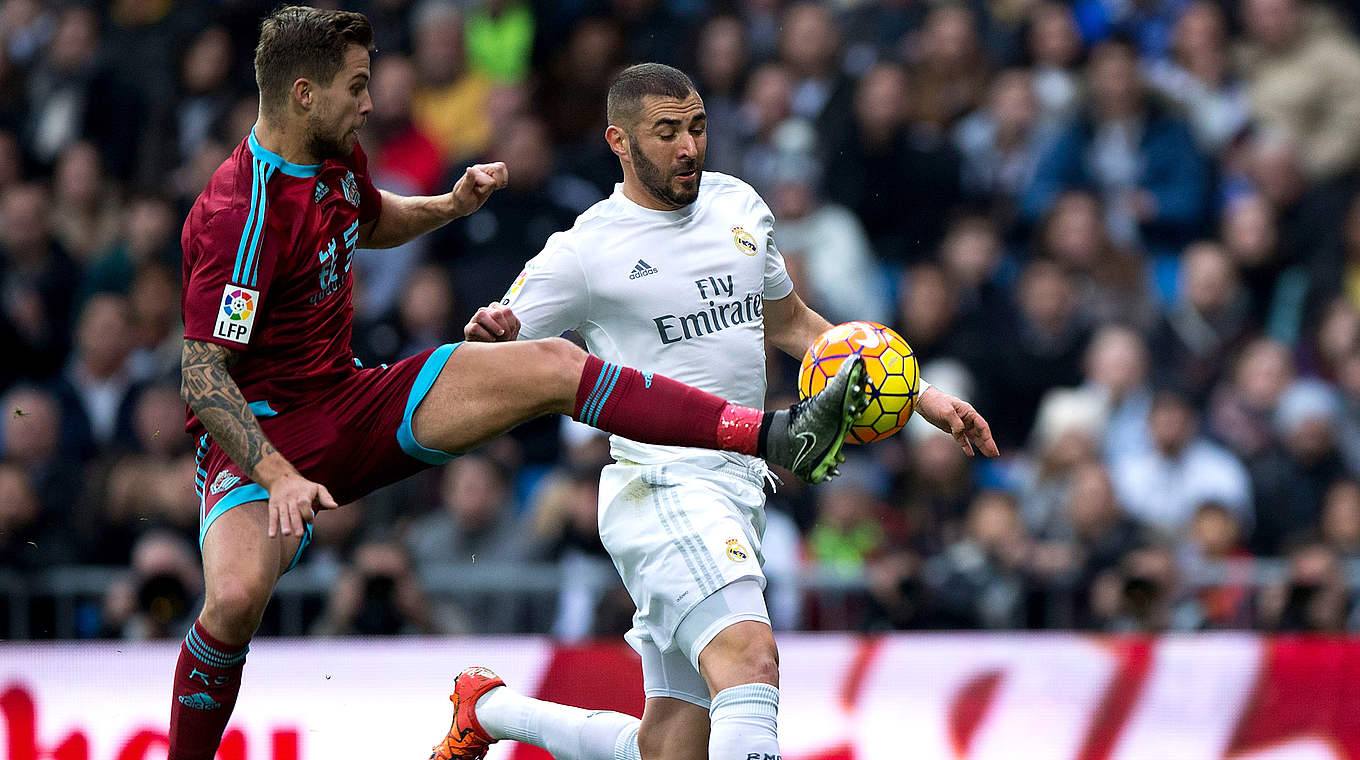 Inigo Martinez battles for possession with Real's Karim Benzema © 2015 Getty Images