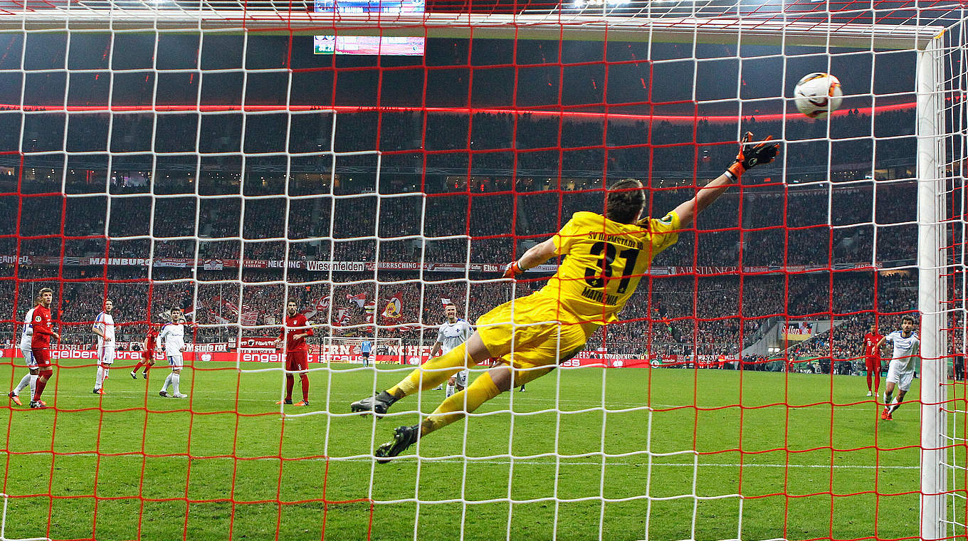 Traumtor fürs Viertelfinale: Xabi Alonso trifft aus der Distanz für die Bayern  © 