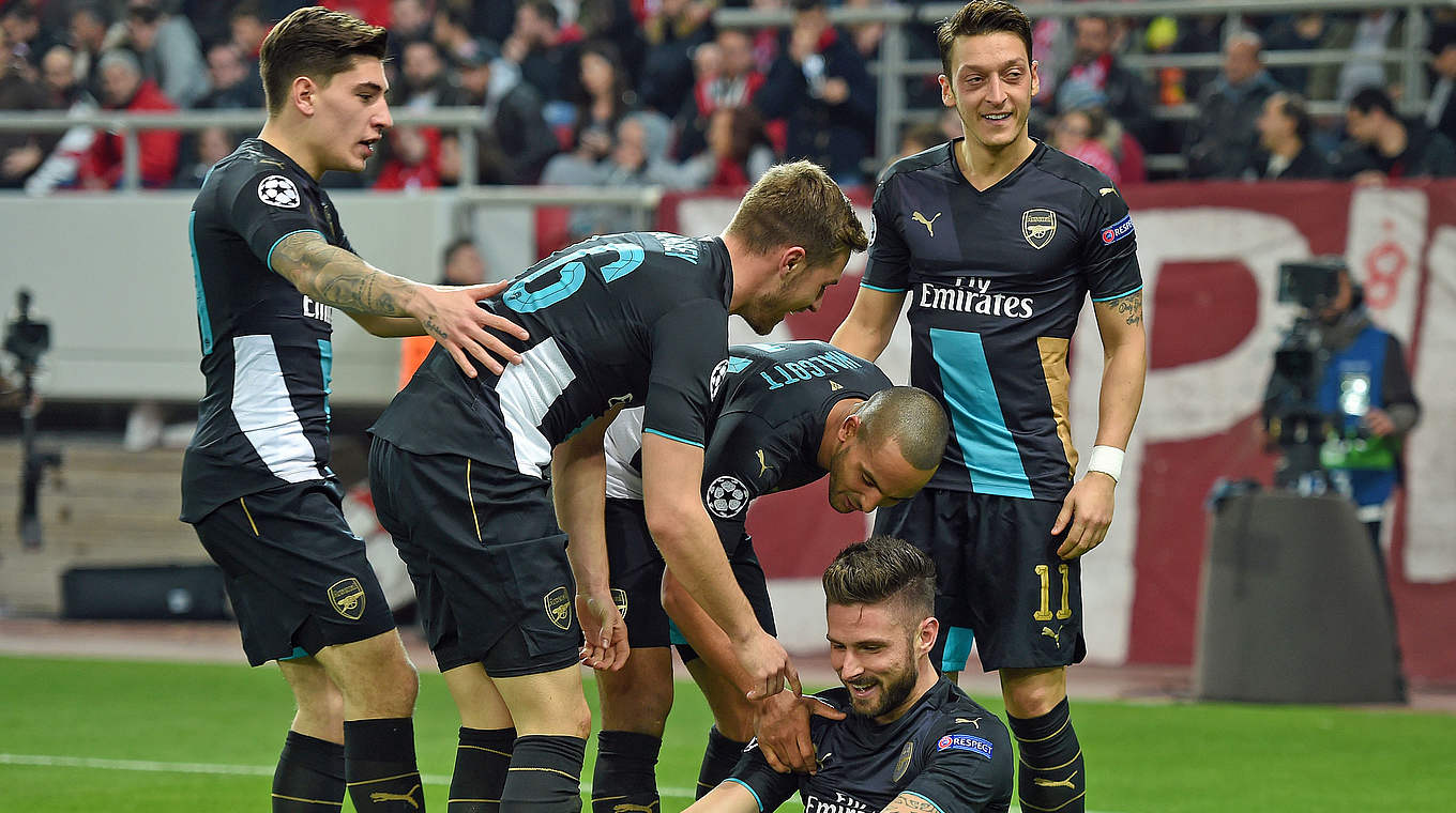 Achtelfinale erreicht: Mesut Özil (r.) und der FC Arsenal jubeln in Piräus © Getty Images