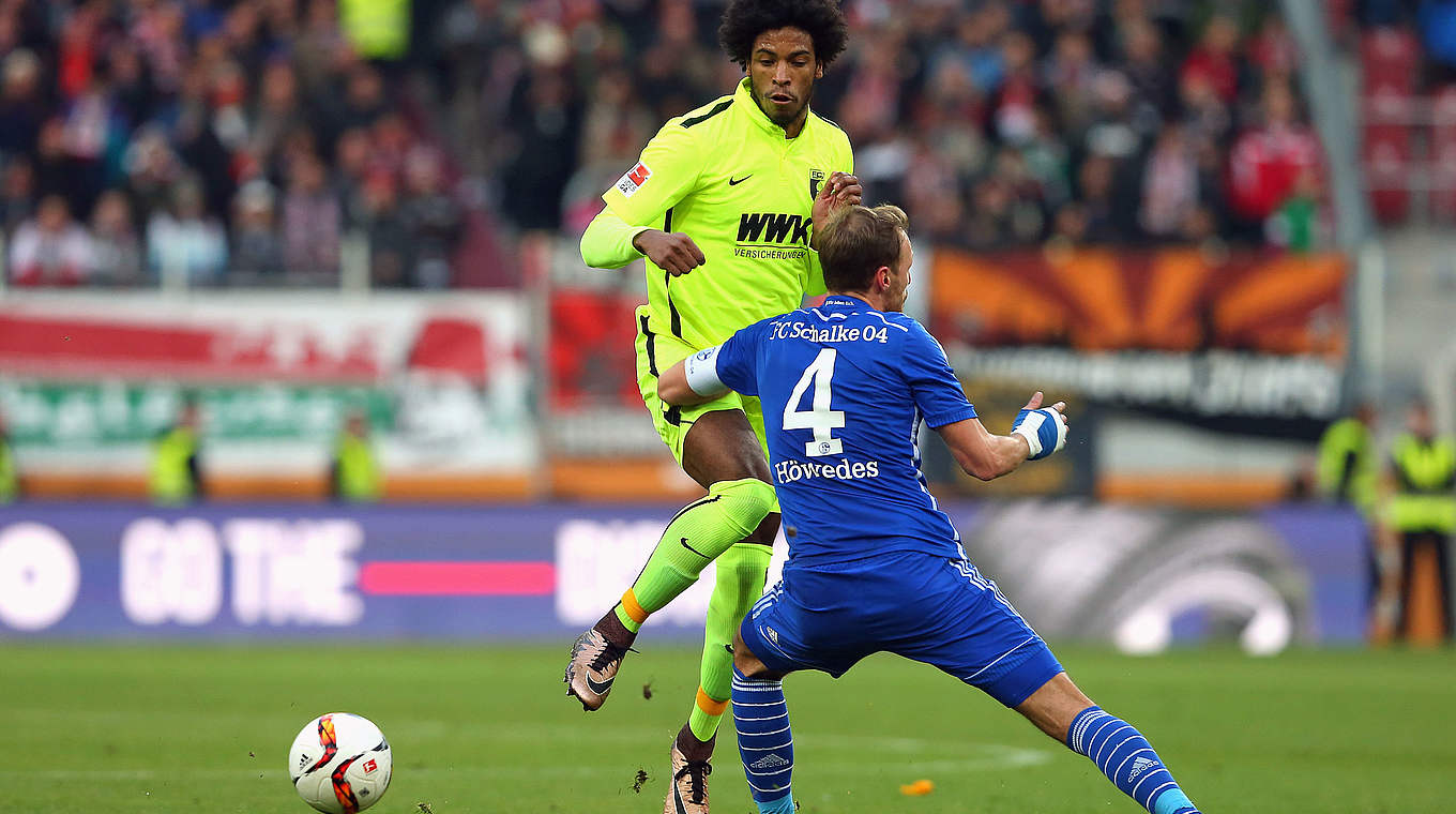Zweikampf mit dem Matchwinner: Schalkes Benedikt Höwedes (r.) im Duell mit Caiuby © Getty Images