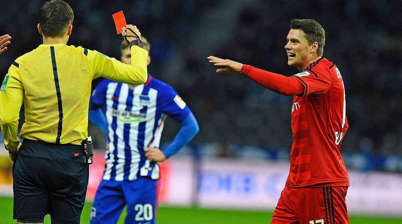 Frühe Rote Karte nach nur 17 Minuten: Leverkusens Sebastian Boenisch (r.) © Getty Images