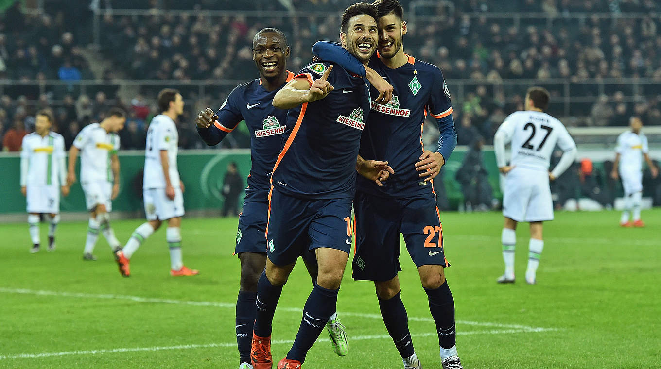 Bremer Jubel im Borussia-Park: Claudio Pizarro (M.) nach dem Treffer zum 3:2 © Getty Images