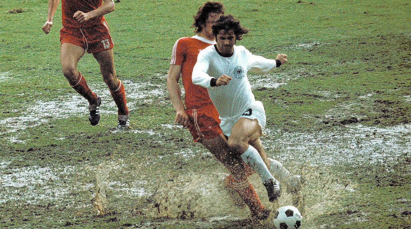 Der Wegbereiter ins WM-Finale 1974: Gerd Müller (v.) trifft in Frankfurt gegen Polen © imago