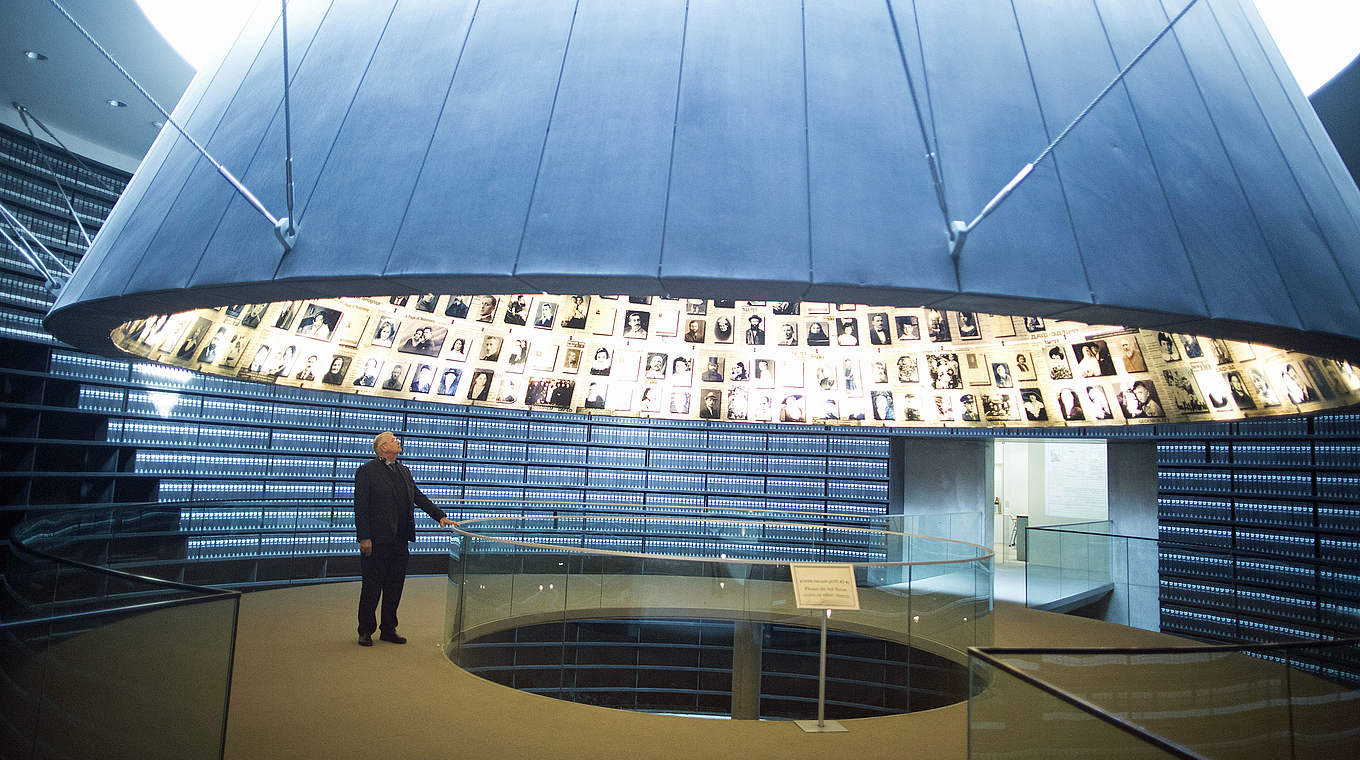 Besuch in der Gedenkstätte Yad Vashem: DFB-Vizepräsident Dr. Hans-Dieter Drewitz © Getty Images