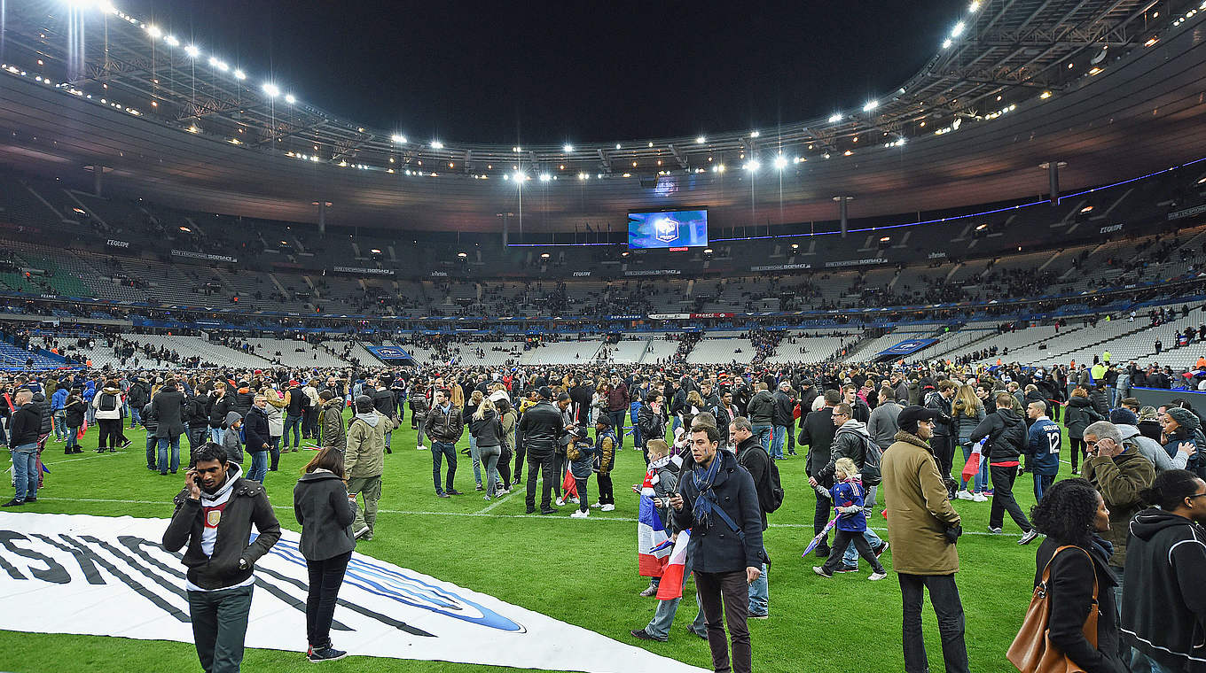 Nach der Partie im Stade de France: Zuschauer warten im Innenraum © Getty Images