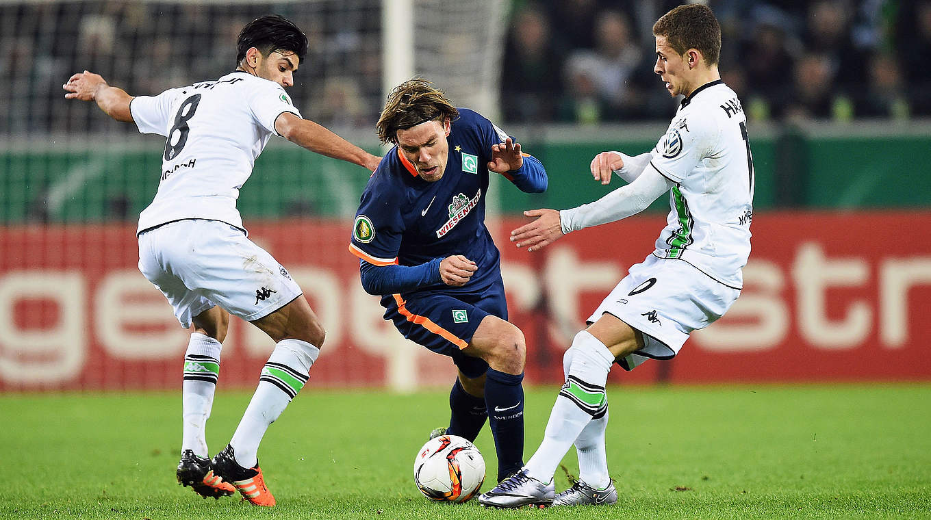 Zwei gegen einen: Bremens Kapitän Clemens Fritz (M.) wird gestoppt © Getty Images