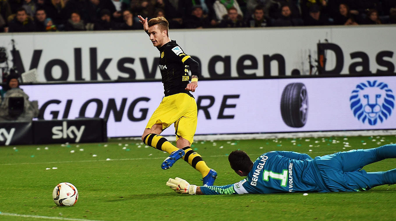 Keine Chance für Diego Benaglio: Reus (l.) schiebt zum 1:0 für den BVB ein © Getty Images