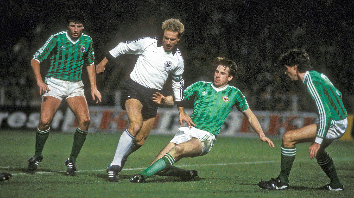 Rummenigge (2.v.l.) läuft sich fest: Nordirland siegt 1983 letztmals gegen Deutschland © imago