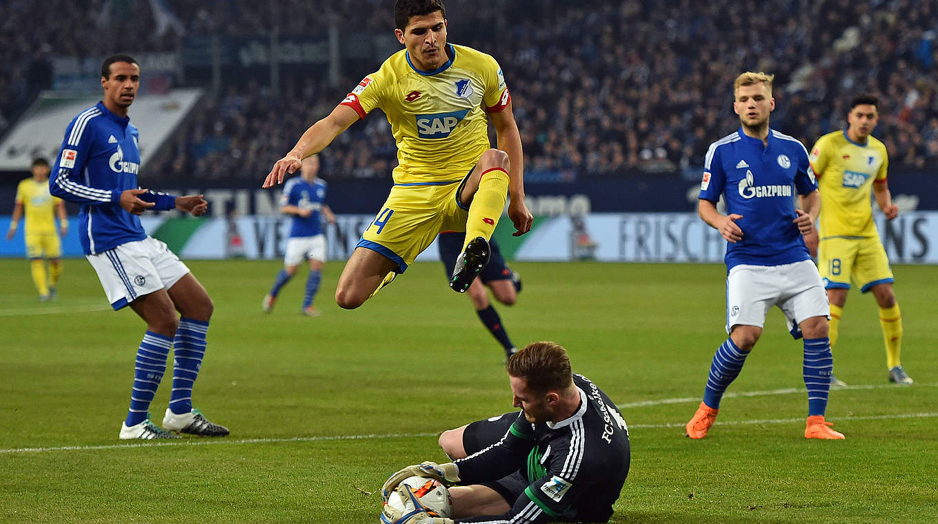 Gestoppt: Schalkes Keeper Ralf Fährmann klärt gegen Tarik Elyounoussi © Getty Images