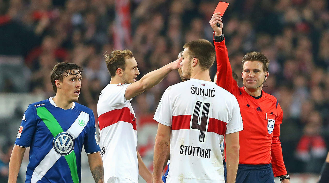 Gelb-Rot im Spiel gegen Wolfsburg: Stuttgarts Toni Sunjic (2.v.r.) © Getty Images