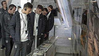 Beeindruckende Ausstellung: die U 18 zu Besuch in der Holocaust-Gedenkstätte © Getty Images
