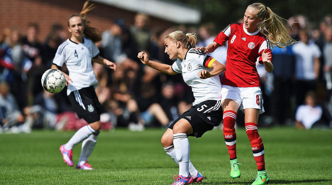 3:1 mit der U 16 gegen Dänemark: Lisa Schöppl (M.) schirmt den Ball geschickt ab © 2015 Getty Images