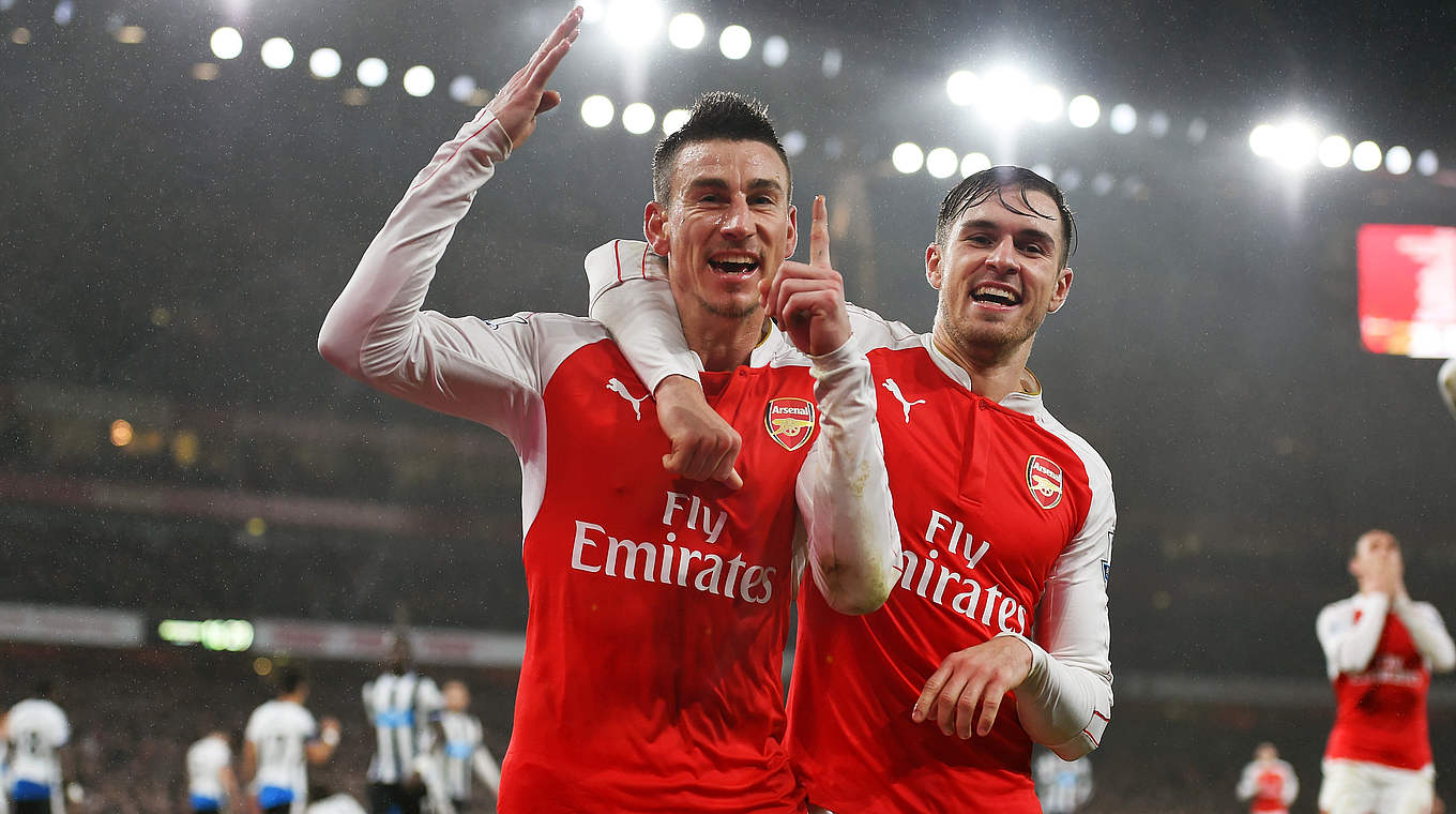 Arsenal grüßt von der Spitze: Koscielny (l.) trifft nach Özils Ecke © 2016 Getty Images
