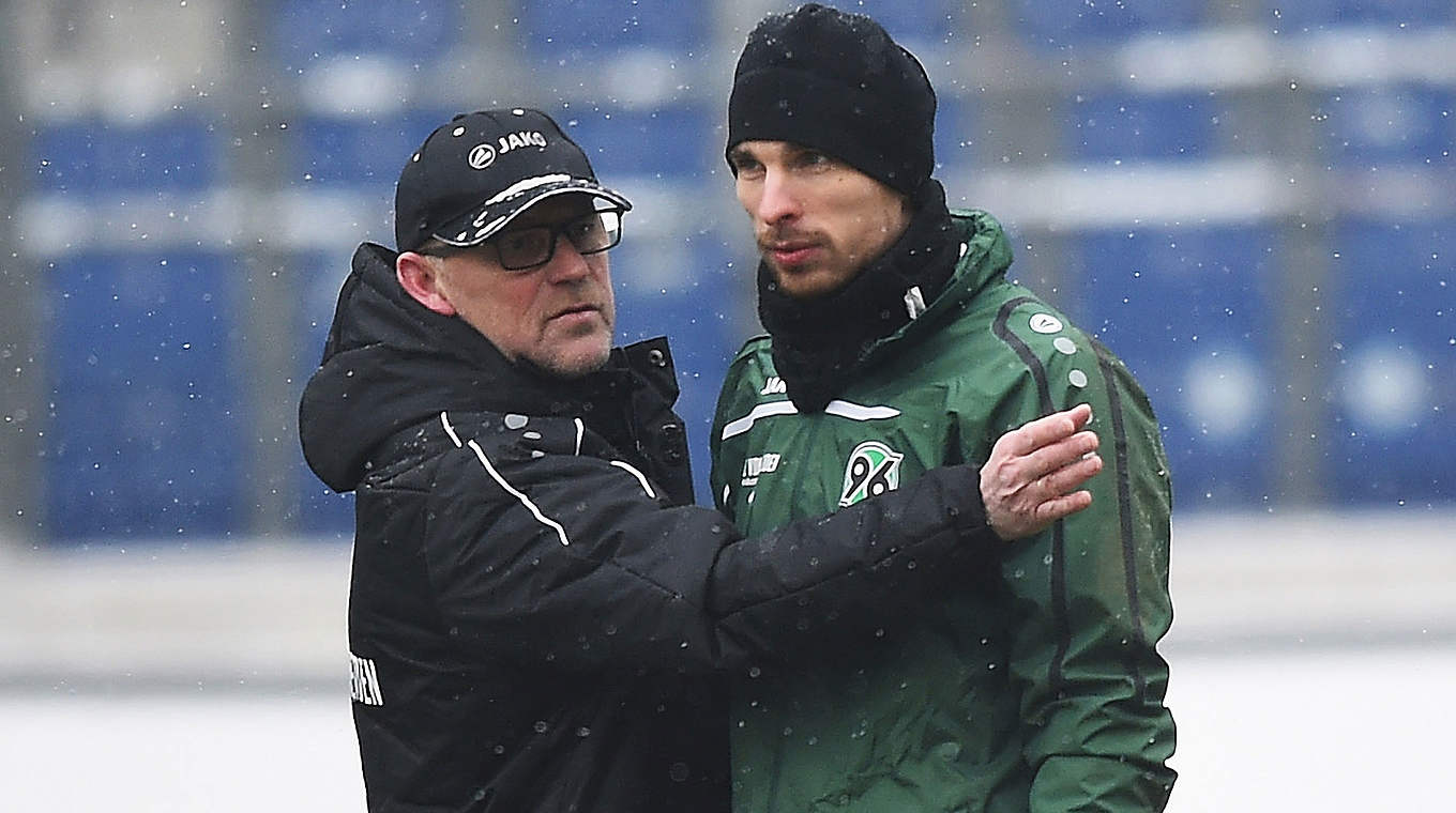 Nach dem Urlaubsschock zurück im Training: Zieler (r.) und Neu-Trainer Thomas Schaaf  © 2016 Getty Images