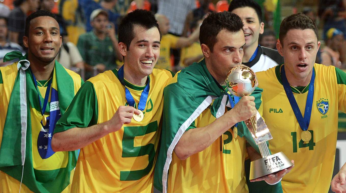 Küsschen für den WM-Pokal: Futsal-Superstar Falcao von Rekordweltmeister Brasilien © Getty Images