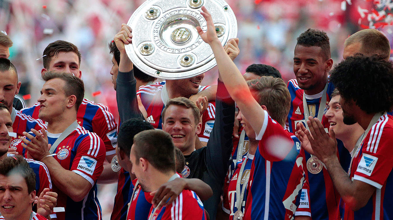 Title-collector Neuer with the Bundesliga trophy © 2014 Getty Images