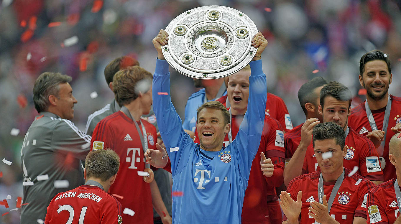 Titelsammler mit dem FC Bayern München: Manuel Neuer mit der Meisterschale 2015 © imago/MIS