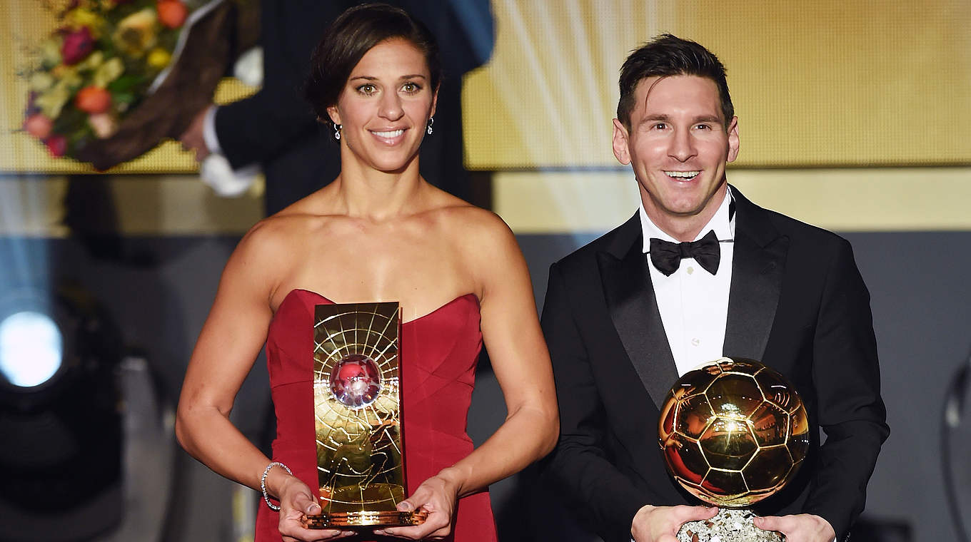 Die Weltfußballer mit den begehrten Trophäen: Carli Lloyd (l.) und Lionel Messi © 2016 Getty Images