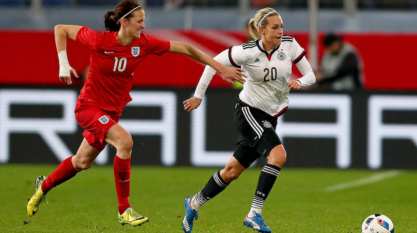 Gelingt diesmal ein Sieg gegen England? - Lena Goeßling (r.) im Duell mit Jill Scott © 2015 Getty Images