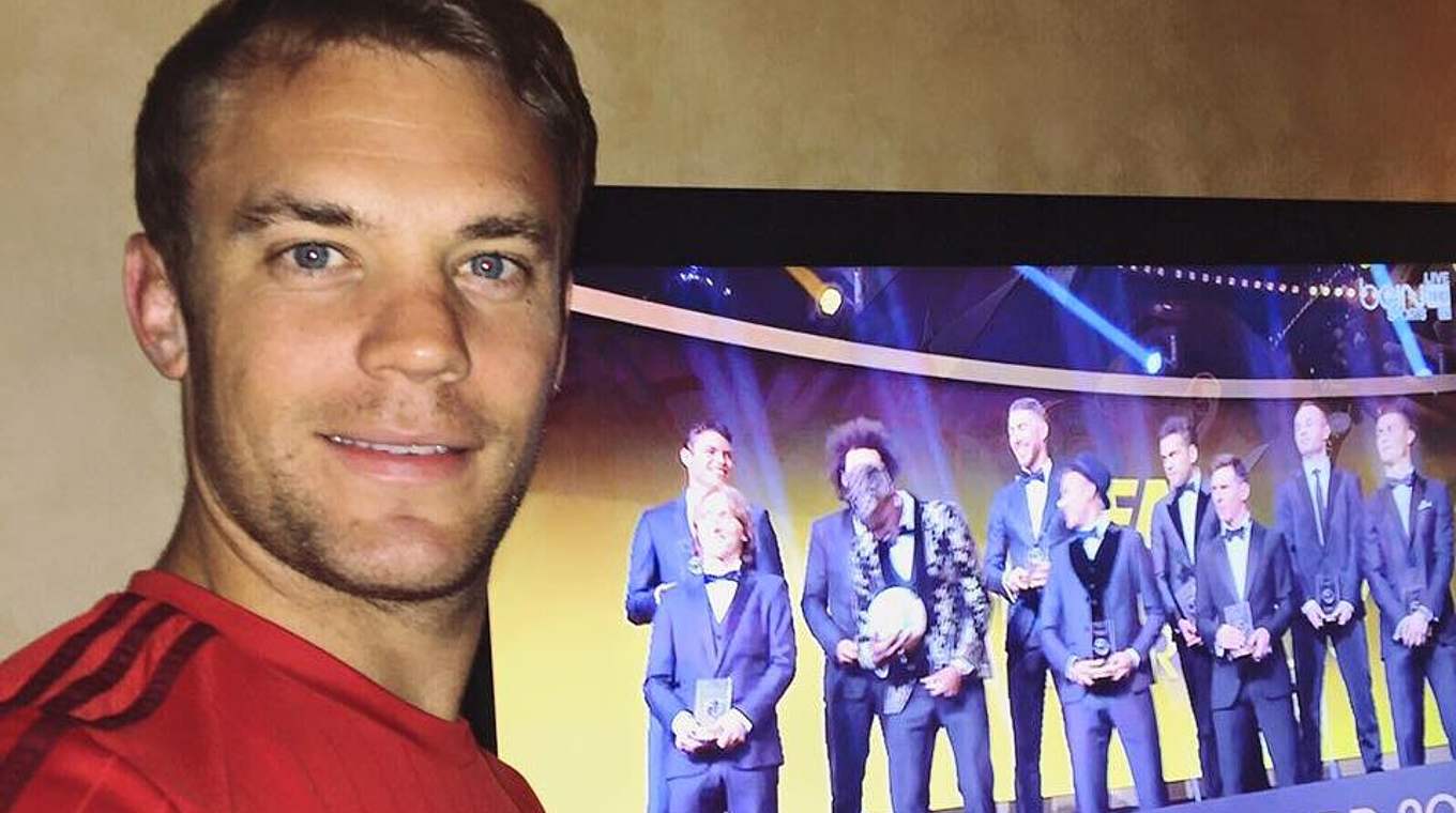 Selfie vor dem Fernseher: Nur Neuer fehlte bei der FIFA-Weltauswahl 2015 in Zürich © twitter.com/Manuel Neuer