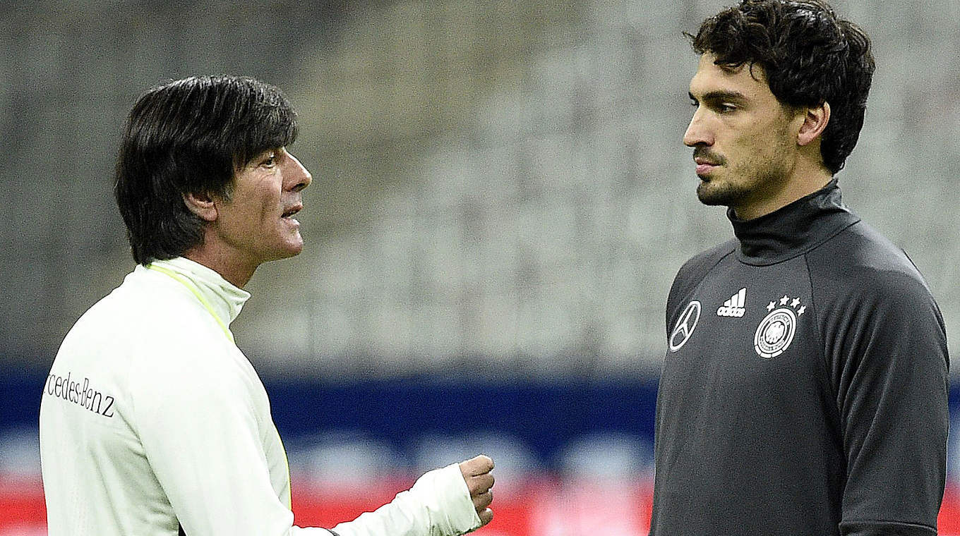 Mats Hummels im Gespräch mit Jogi Löw (l.): "EM-Titel ein riesiges Ziel für uns" © FRANCK FIFE/AFP/Getty Images