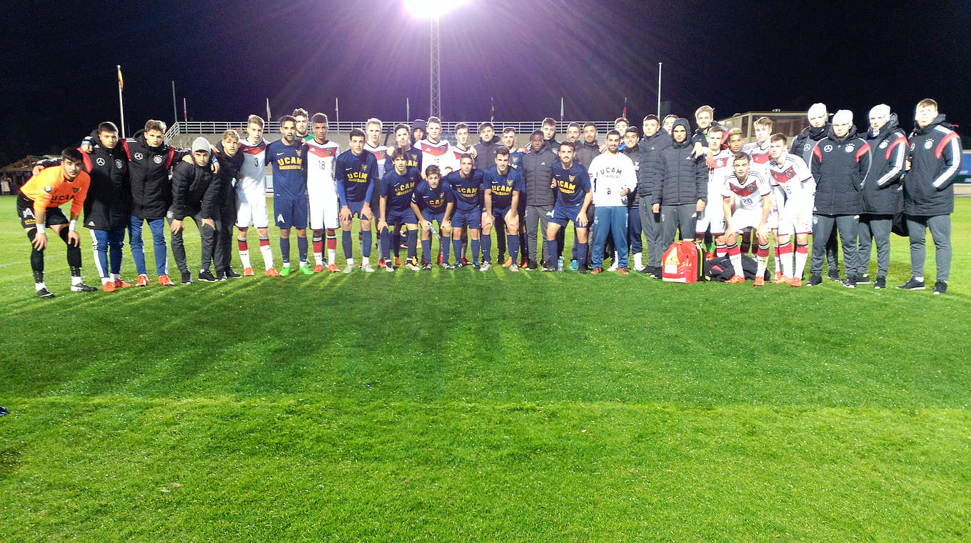 Vor dem Anpfiff: Gemeinsames Foto der U 17 des DFB mit den Spielern von UCAM Murcia © UCAM Murcia