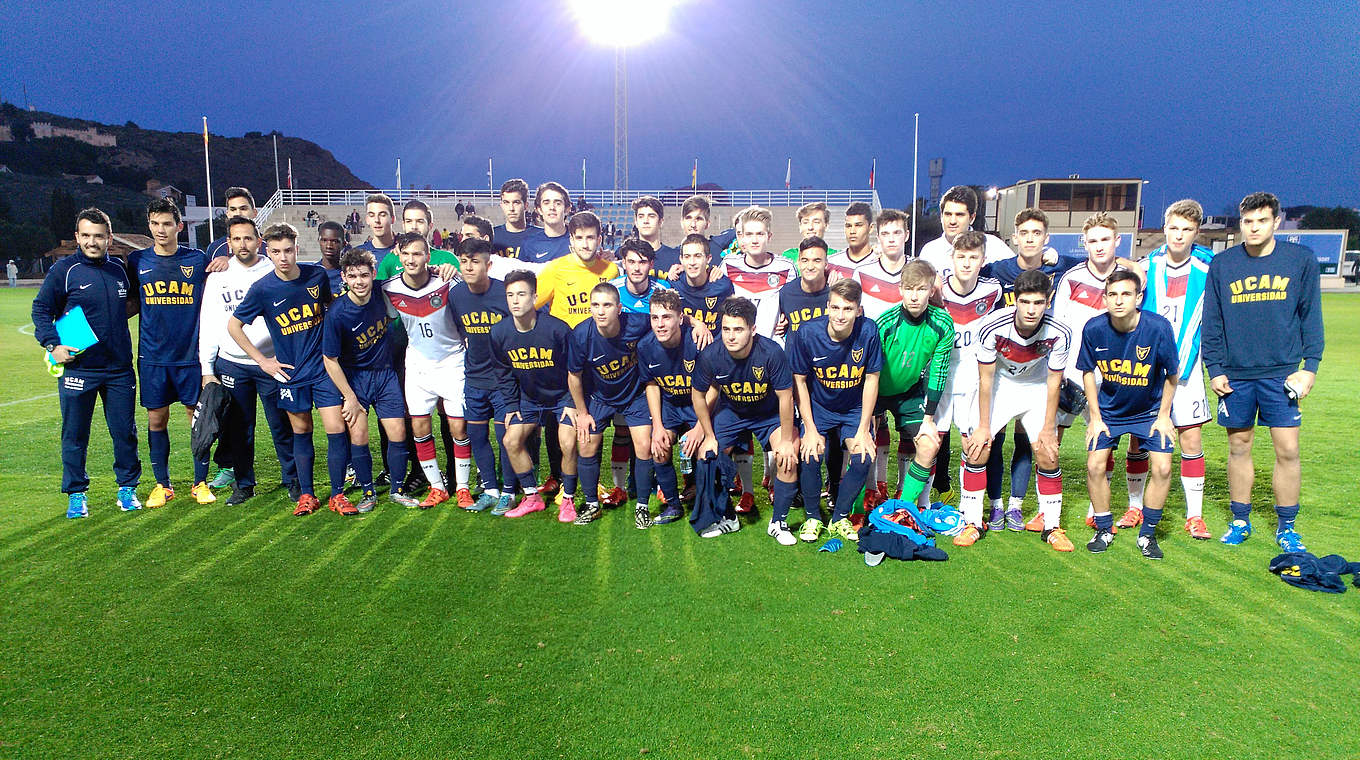 Fairplay: Die Spieler der deutschen U 16 und die Spieler von UCAM Murcia © UCAM Murcia