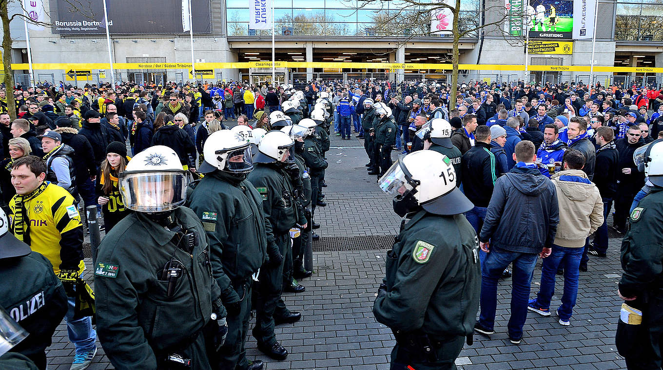 Sandrock: "Entwickeln, wie Koexistenz von Polizei und Fußballfans ausschauen könnte" © 2015 Getty Images