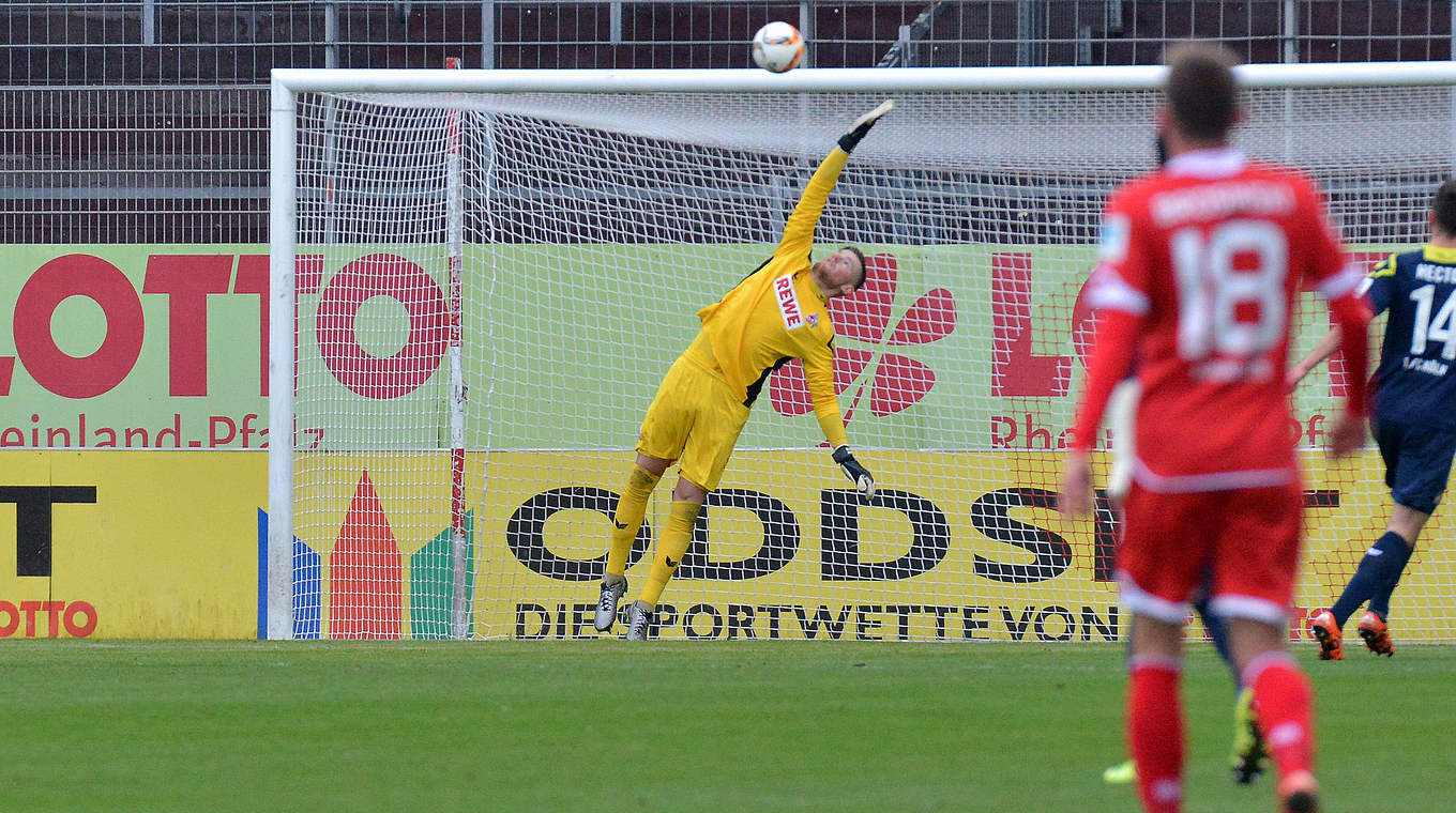 Timo Horn did well to prevent a higher margin of defeat for Köln © imago/Jan Huebner