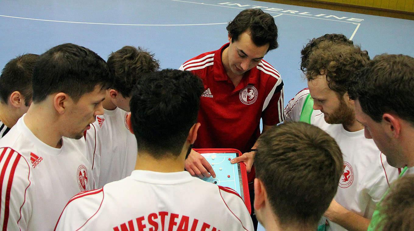 Gibt taktische Anweisungen ans Team: Westfalen-Trainer Wendelin Kemper © Rüdiger Zinsel