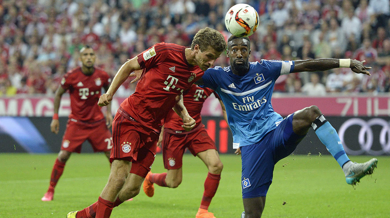 Laboriert an einer Oberschenkelzerrung: Hamburgs Kapitän Johan Djourou (r.) © CHRISTOF STACHE/AFP/Getty Images