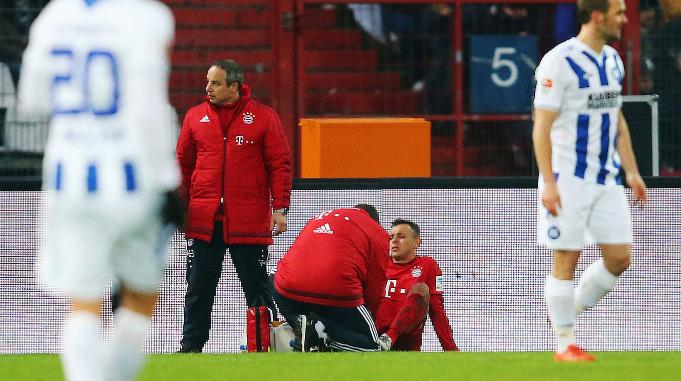 Schwere Knieprellung gegen den KSC erlitten: Bayerns Rafinha © 2016 Getty Images