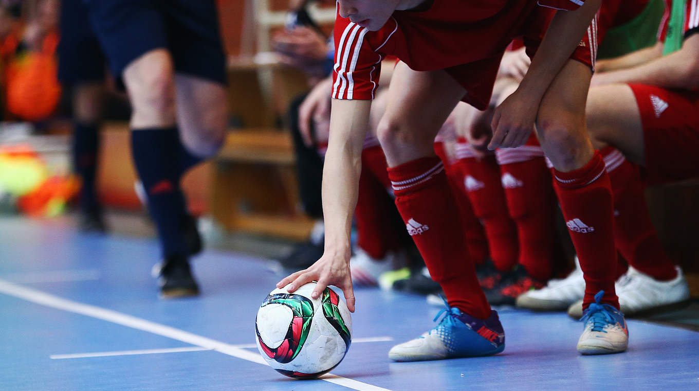 Im Futsal wird der Ball eingekickt statt eingerollt © 2016 Getty Images