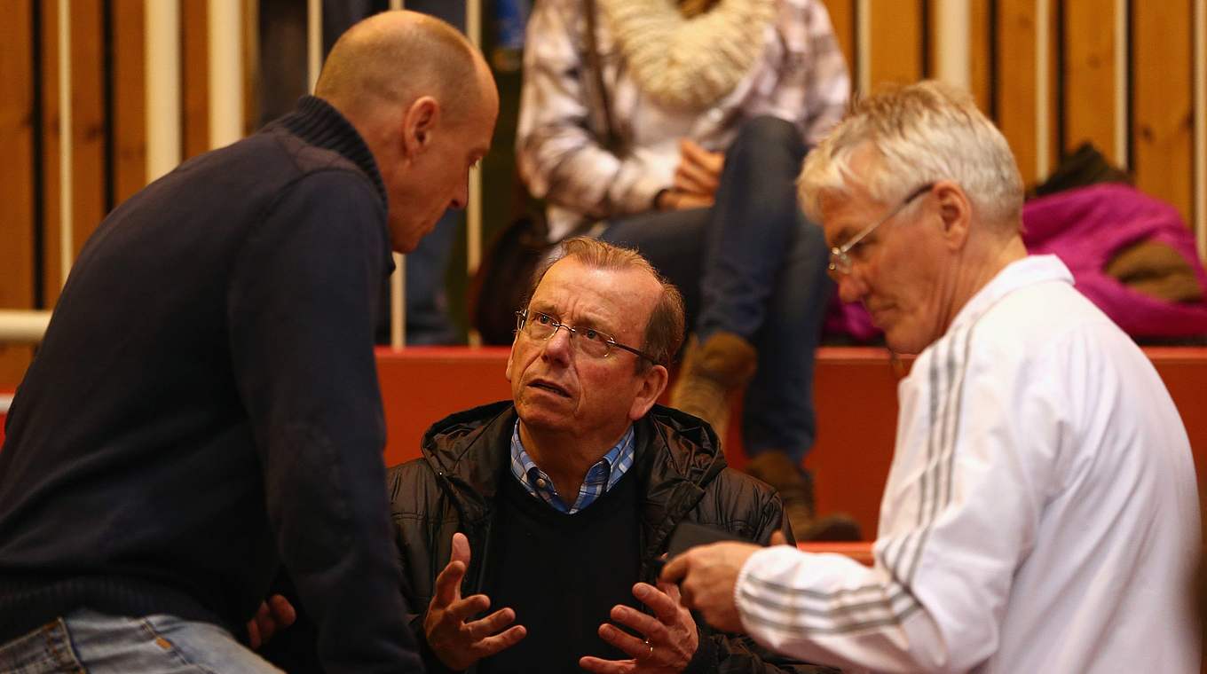 Diskussionen in Duisburg: Paul Schomann (M.) und Torwarttrainer Fred Michalsky (r.) © 2016 Getty Images