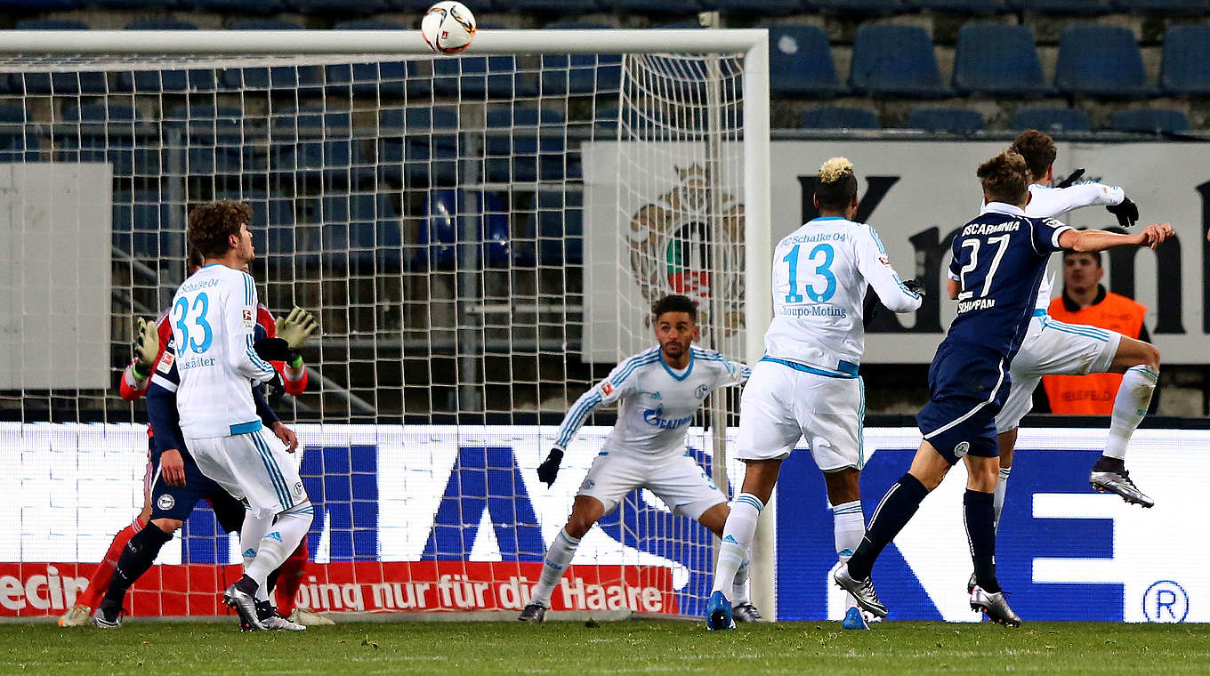 Kopfballtreffer: Bielefelds Schuppan (r.) köpft zum Siegtreffer gegen Schalke ein © 2016 Getty Images