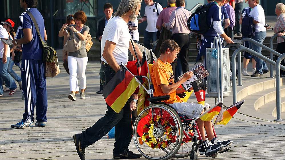 Mit dem Online-Reiseführer gelangen Fans im Rollstuhl barrierefrei ins Stadion © 2011 Getty Images