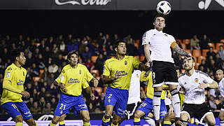 Paco Alcacer scores the equaliser for Valencia in 1-1 draw © 
