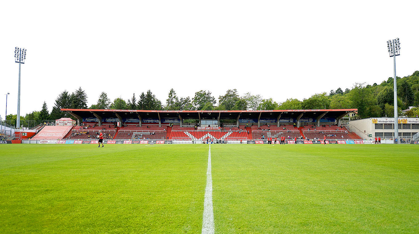 Nach Minustemperaturen ist geregelter Spielbetrieb nicht möglich: die Arena in Würzburg © 2015 Getty Images