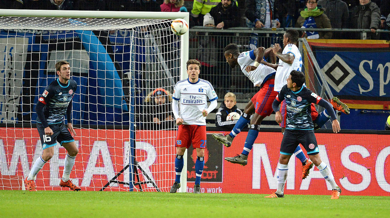 Letztes Heimtor des HSV: Johan Djourou (M.) zum 1:3 gegen Mainz 05 © imago/Sven Simon