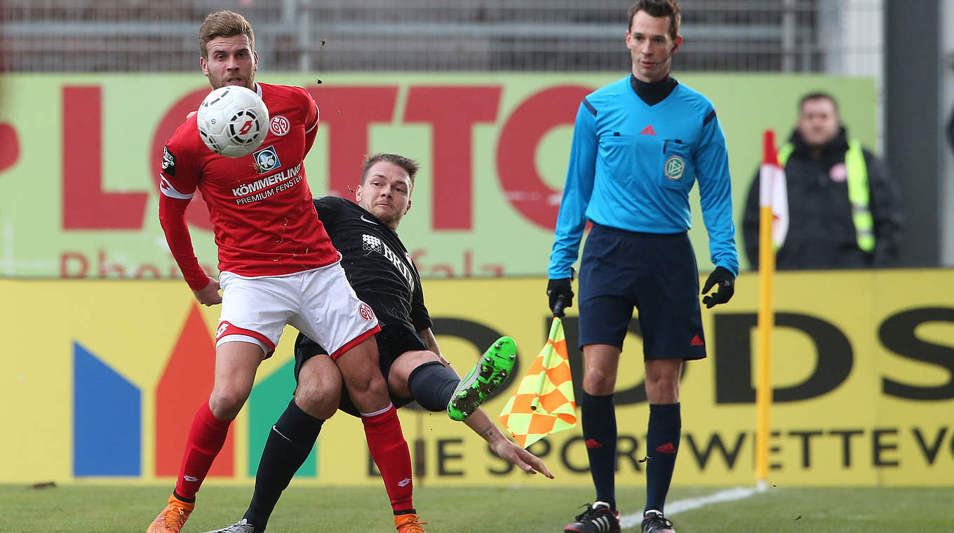 Kampf um den Ball: Der Mainzer Lucas Höler (l.) und Steven Ruprecht © 2016 Getty Images