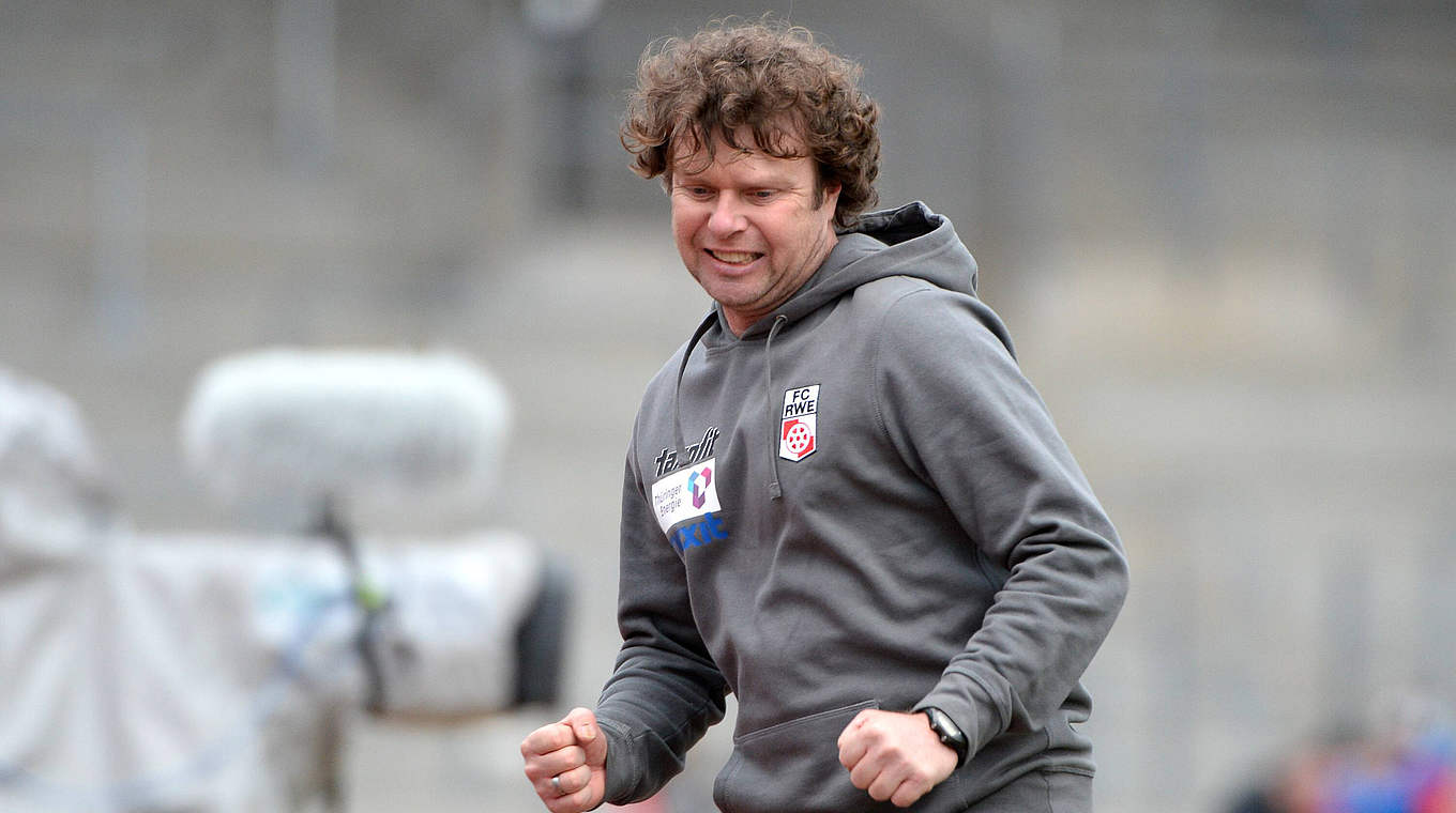 Begrüßt Abwehrspieler Patrick Franke zum Test im Training: Erfurts Trainer Stefan Krämer © imago/foto2press