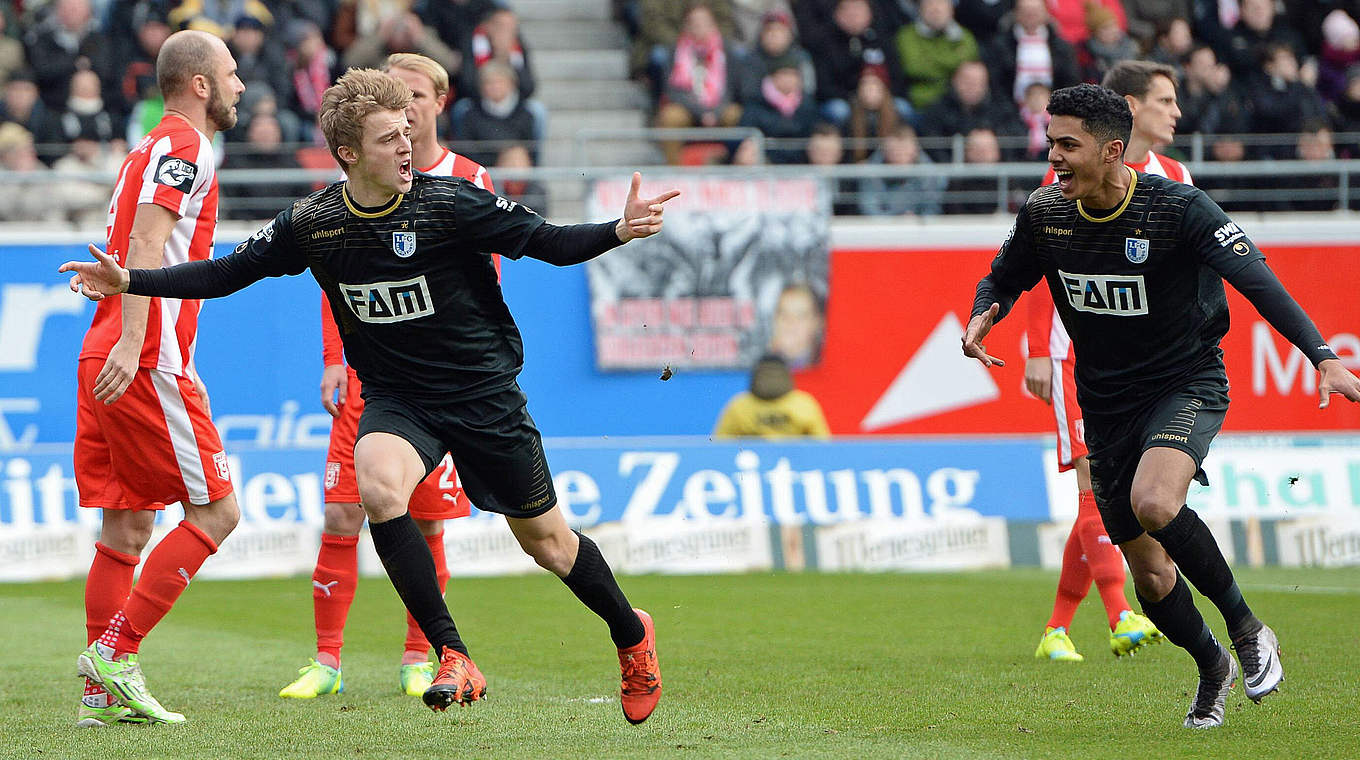 Zwei Tore zum Debüt im Magdeburger Trikot: Sebastian Ernst (2.v.l.) © imago/foto2press