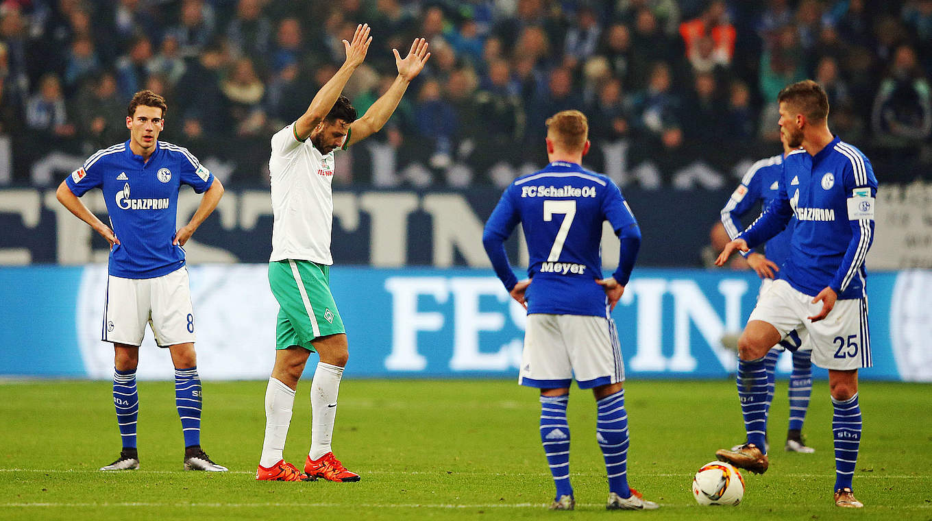 18. Spieltag: Schalke 04 - SV Werder Bremen 1:3 (1:1): Claudio Pizarro (2.v.l.) und seine Bremer haben in der Veltins-Arena einen wichtigen Dreier im Abstiegskampf eingefahren und hinterlassen ratlose Schalker. © 2016 Getty Images