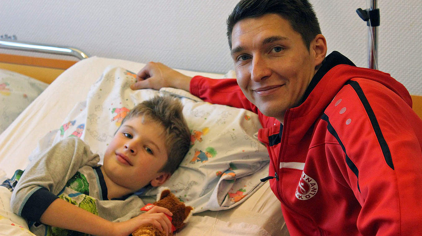 Besuch im Kinderkrankenhaus Köln: Fortuna-Spieler Markus Pazurek © SC Fortuna Köln