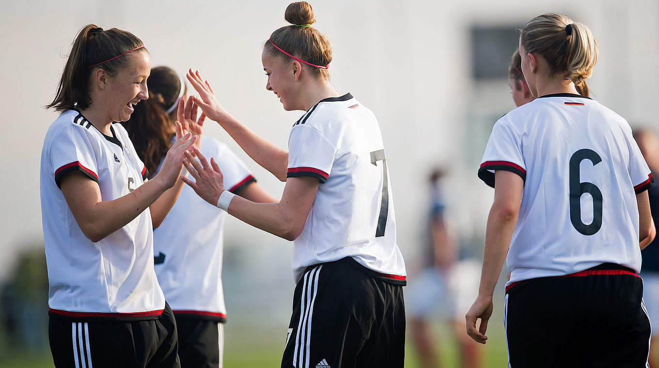 Sieg im Trainingslager gegen Frankreich: Jubel um Torschützin Giulia Gwinn (3.v.l.)  © 2016 Getty Images