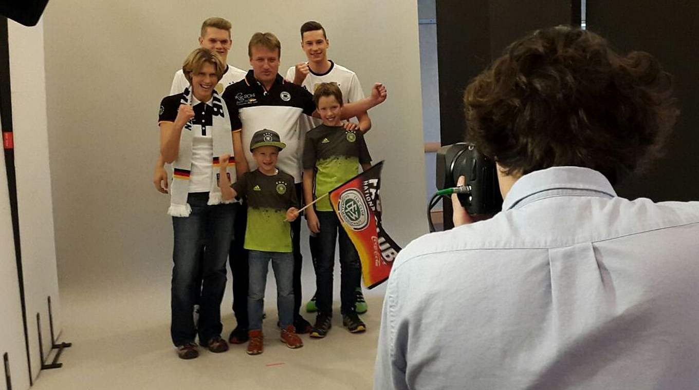 Bitte recht freundlich: Familie Wilka mit Matthias Ginter und Julian Draxler © Fan Club Nationalmannschaft