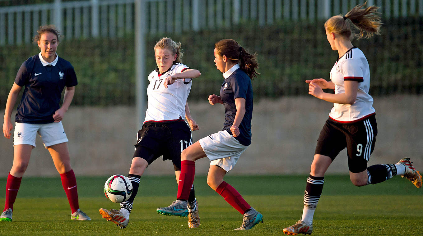 Treffen und testen in Freundschaft: Die U 17-Juniorinnen spielen gegen Frankreich © 2016 Getty Images