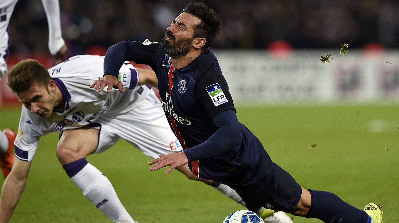 Muss einiges einstecken: Ezequiel Lavezzi (r.) im Spiel gegen den FC Toulouse © 2016 Getty Images